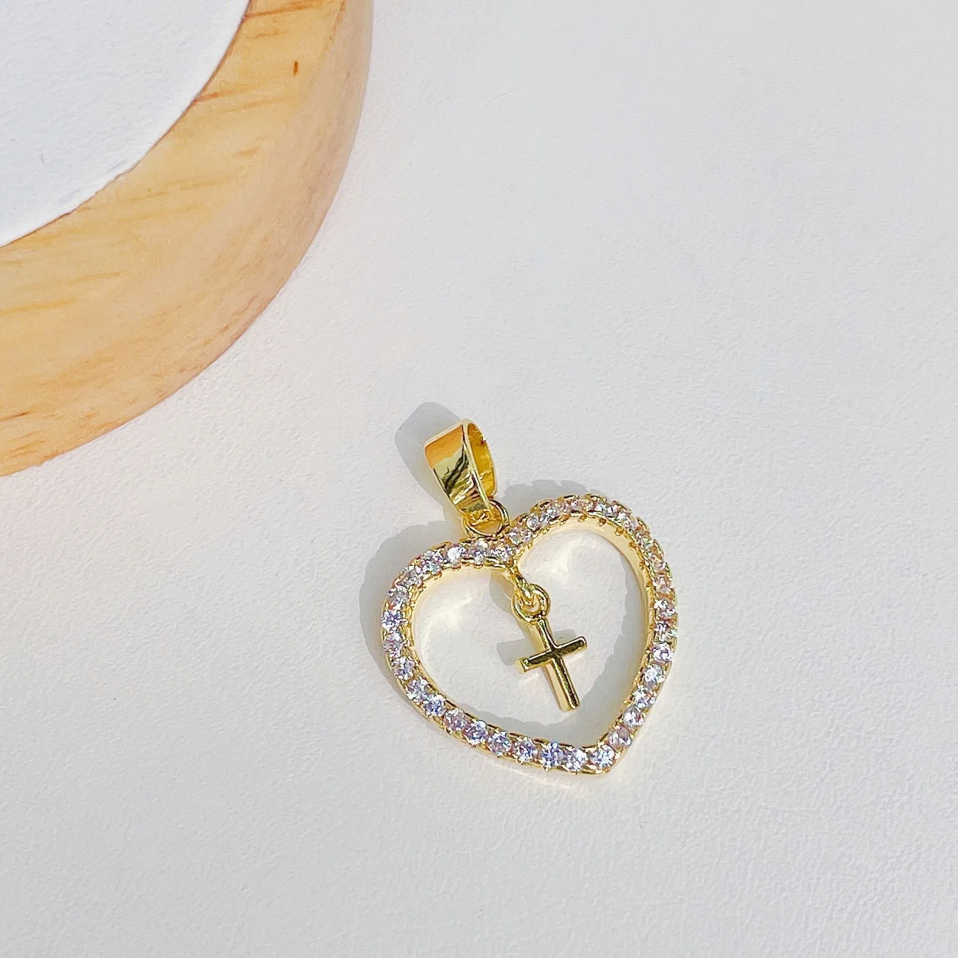 پلاک آویز صلیب کریستالی استیل ضد زنگ طرح قلب صلیب دار در ارزانترین فروشگاه اینترنتی ایران ارزان