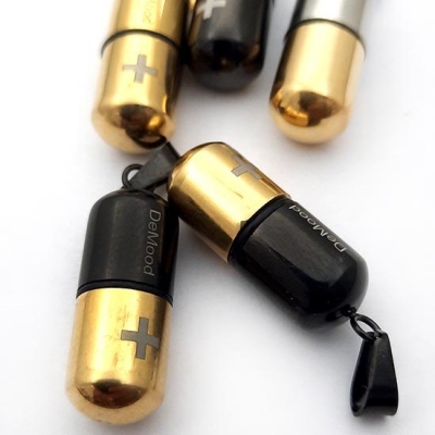 پلاک گردنبند کپسول عشق مشکی طلایی بازشو