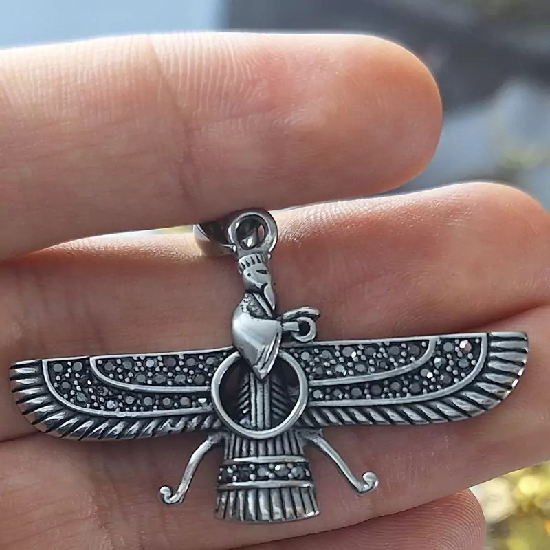 پلاک فروهر سایز متوسط رنگ نقره ای کد 6 در ارزانترین فروشگاه اینترنتی ایران ارزان