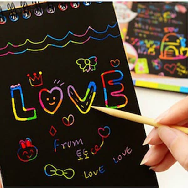 دفتر نقاشی اسکرچ مدل جادویی به همراه مداد سایز 17 در 12 سانتیمتر