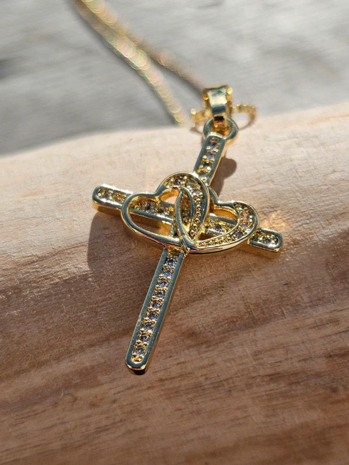 گردنبند طرح صلیب و قلب فول نگین در ارزانترین فروشگاه اینترنتی ایران ارزان